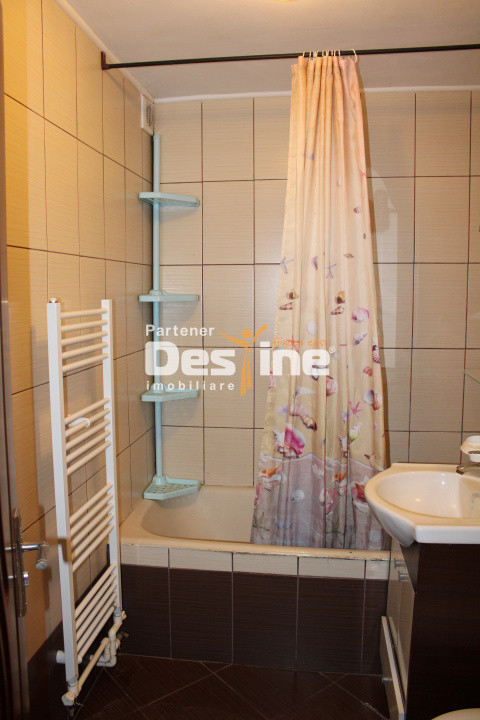 Apartament 3 camere decomandat de 61 mp 2 băi la parter cartier Favorit - Roman