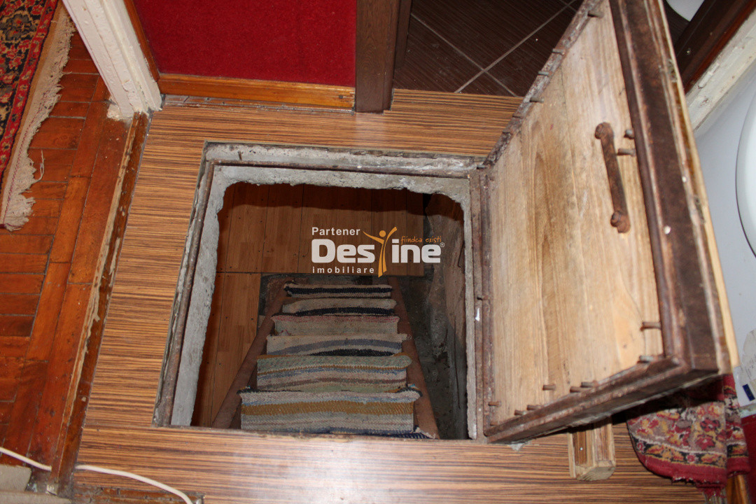 Apartament 3 camere decomandat de 61 mp 2 băi la parter cartier Favorit - Roman