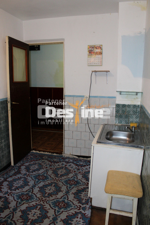 Apartament 3 camere decomandat de 61 mp 2 băi la parter cartier Favorit - Roman