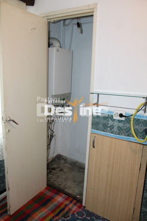 Apartament 3 camere decomandat de 61 mp 2 băi la parter cartier Favorit - Roman