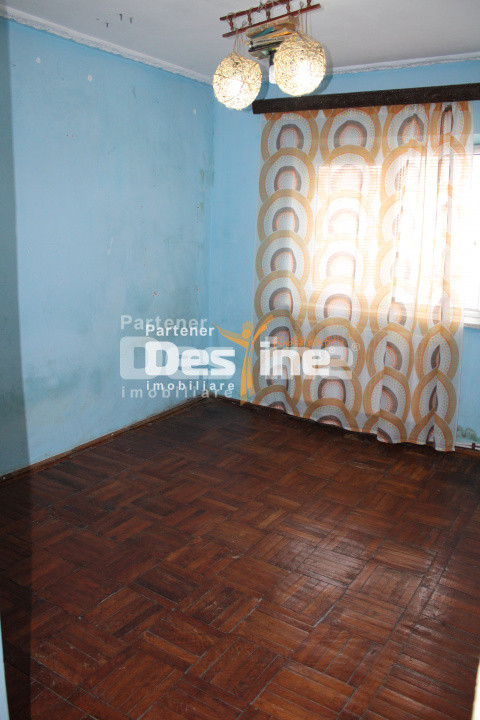 Apartament 3 camere decomandat de 61 mp 2 băi la parter cartier Favorit - Roman