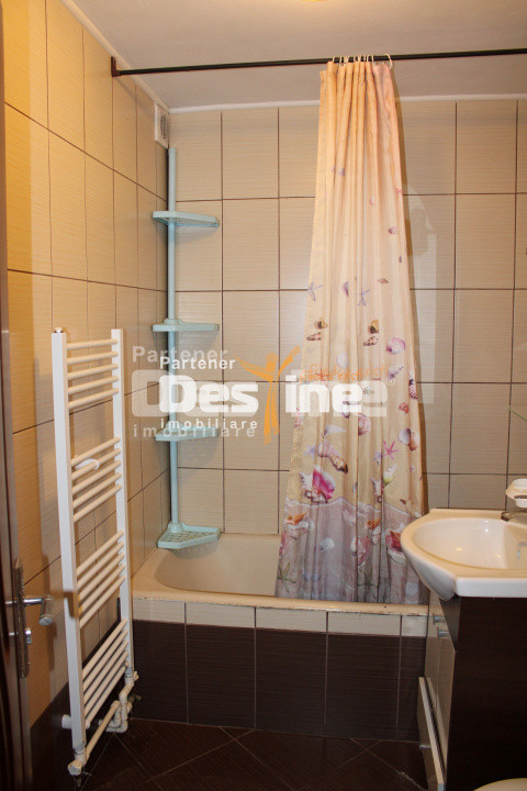 Apartament 3 camere decomandat de 61 mp 2 băi la parter cartier Favorit - Roman