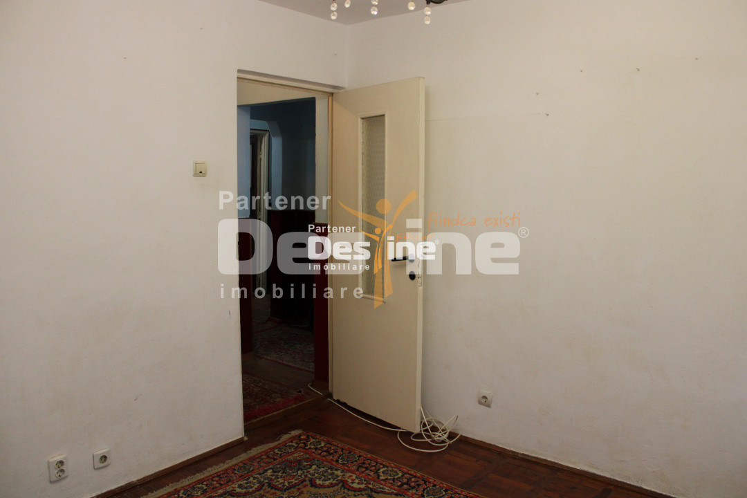 Apartament 3 camere decomandat de 61 mp 2 băi la parter cartier Favorit - Roman