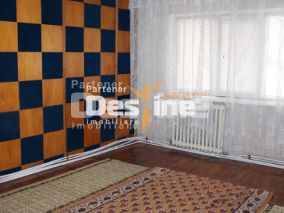 Apartament 3 camere decomandat de 61 mp 2 băi la parter cartier Favorit - Roman