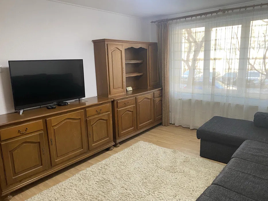 Apartament cu 3 camere, cu doua locuri de parcare, situat in cartierul Tractorul