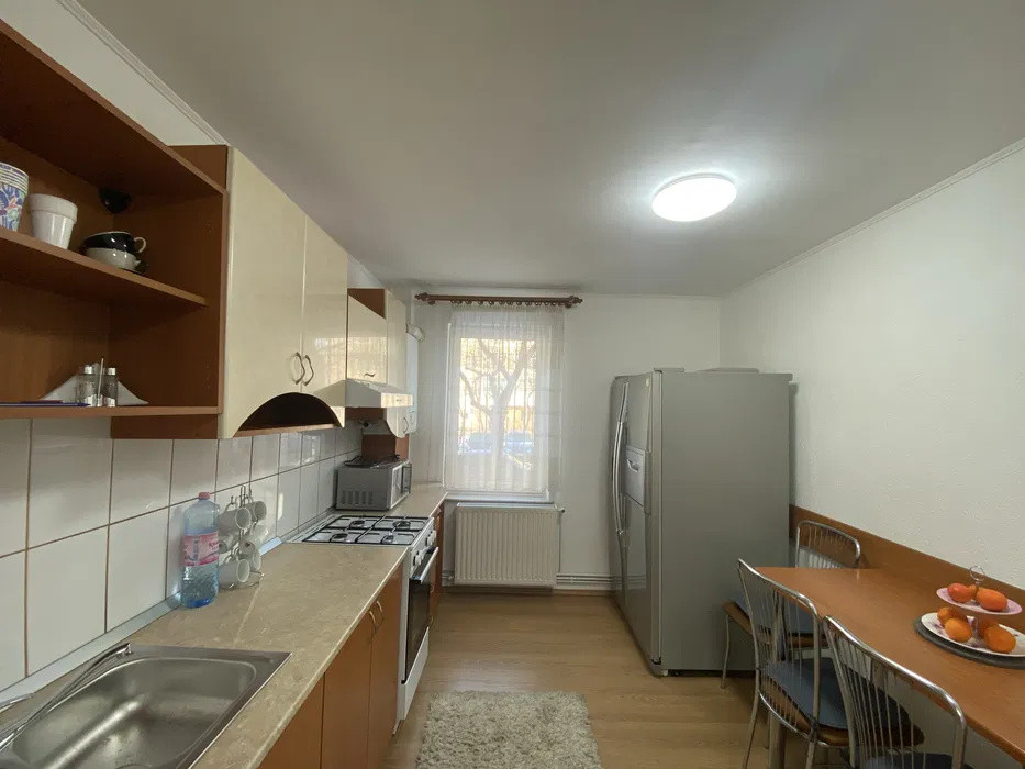 Apartament cu 3 camere, cu doua locuri de parcare, situat in cartierul Tractorul
