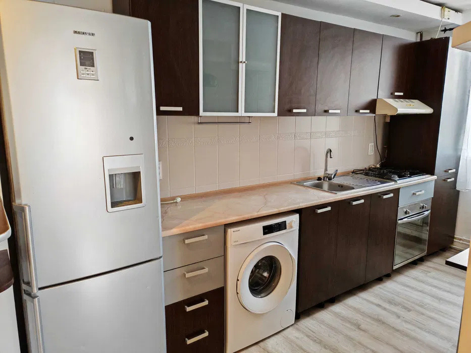 Apartament cu 3 camere 60 mp, etaj intermediar, bloc cu lift, Calea Bucuresti 