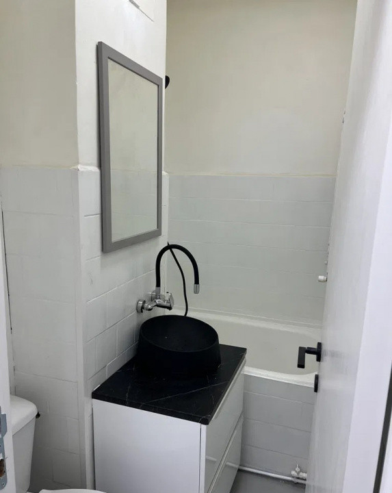 Garsoniera proaspat renovata 30 mp, etaj intermediar,  cartierul Tractorul 