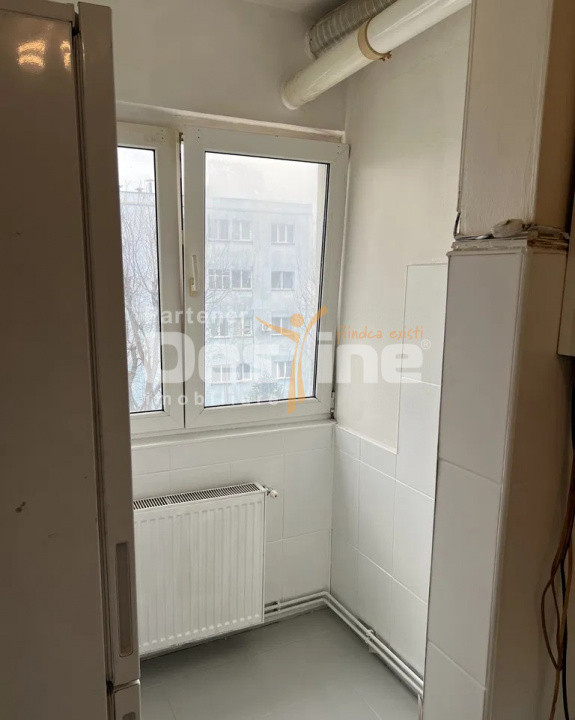 Garsoniera proaspat renovata 30 mp, etaj intermediar,  cartierul Tractorul 