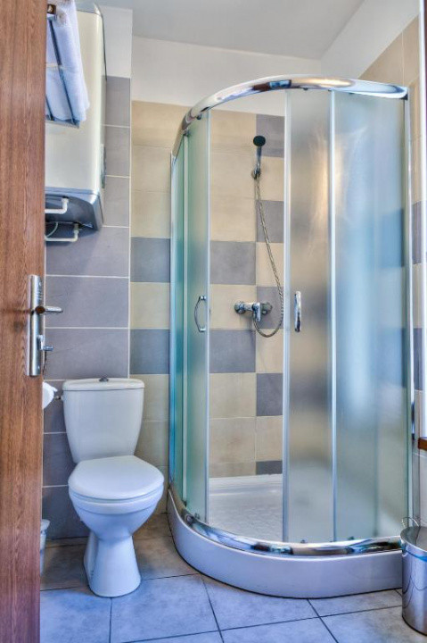 Cladire cu 11 camere, Regim Hotelier, zona Strada Lunga