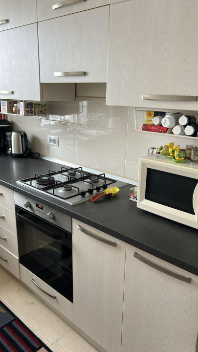 Apartament cu 2 camere mobilat utilat, cu loc de parcare parcare, zona Coresi