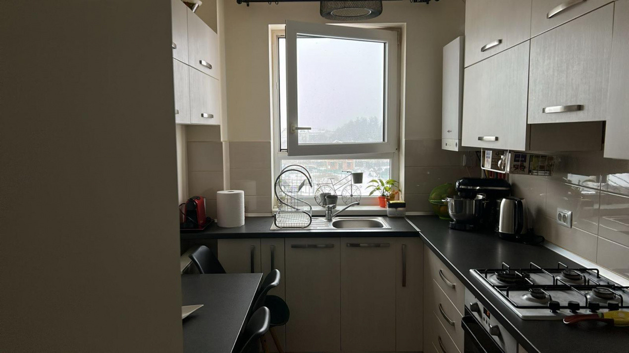 Apartament cu 2 camere mobilat utilat, cu loc de parcare parcare, zona Coresi