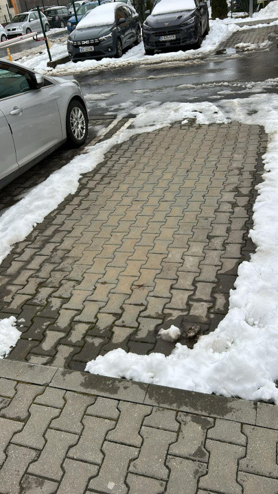 Apartament cu 2 camere mobilat utilat, cu loc de parcare parcare, zona Coresi