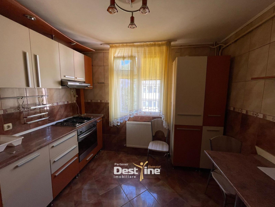 Închiriez apartament 4 camere în zonǎ centralǎ, Piatra Neamț