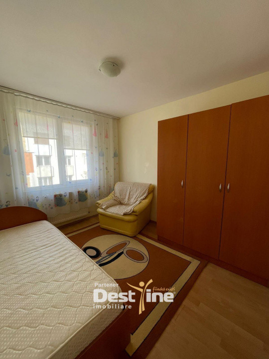 Închiriez apartament 4 camere în zonǎ centralǎ, Piatra Neamț