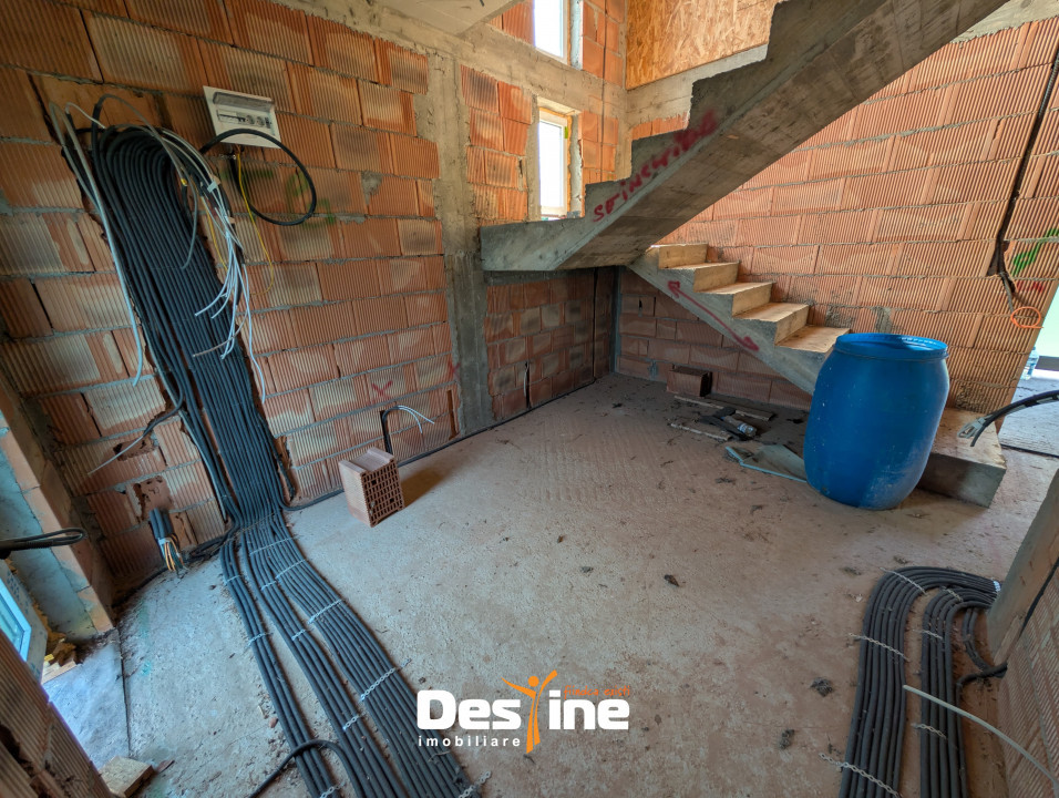 Dobrovăț - Casă la Roșu P+1+Pod 129 mp Utili 1000 mp Teren