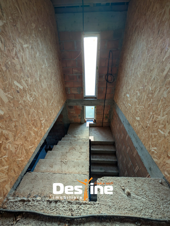 Dobrovăț - Casă la Roșu P+1+Pod 129 mp Utili 1000 mp Teren