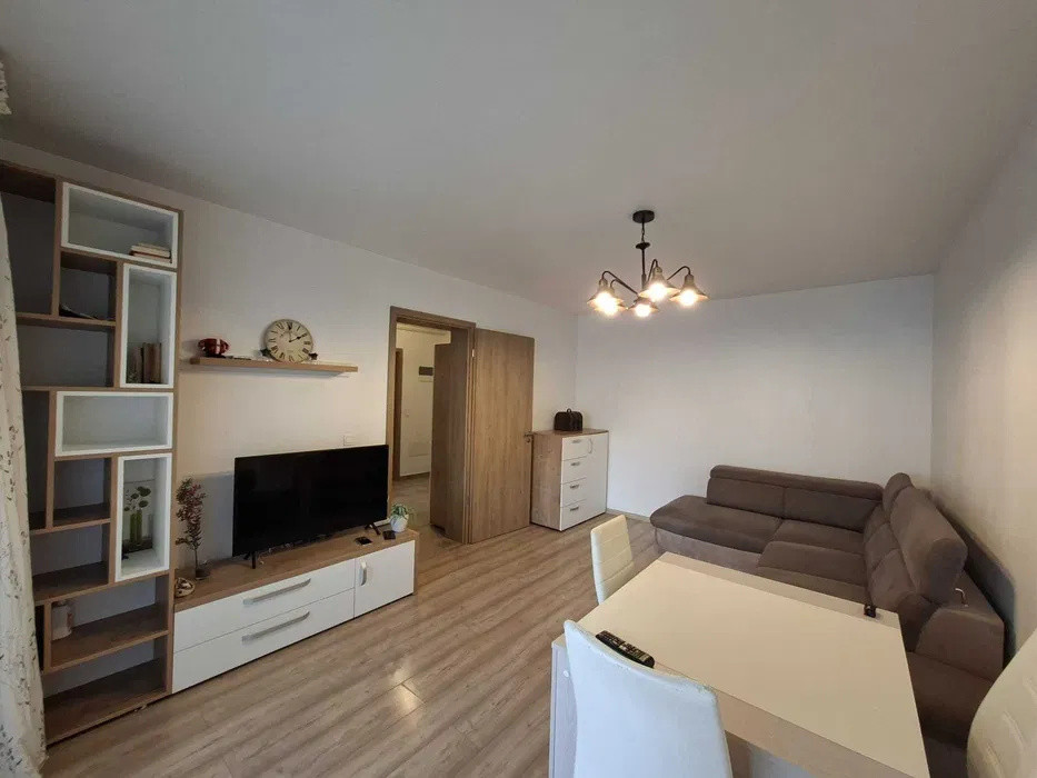 Apartament 2 camere, etaj intermediar, balcon, boxa si loc de parcare, Kasper 