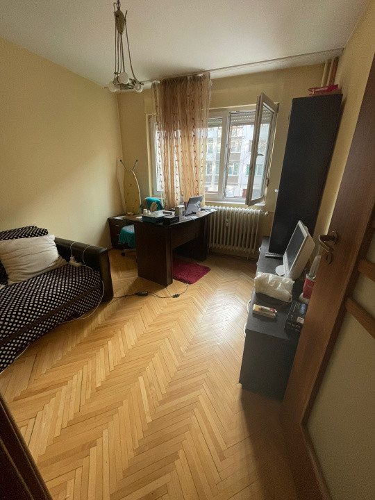 Apartament 3 camere decomandat ,Valea Ialomiței 
