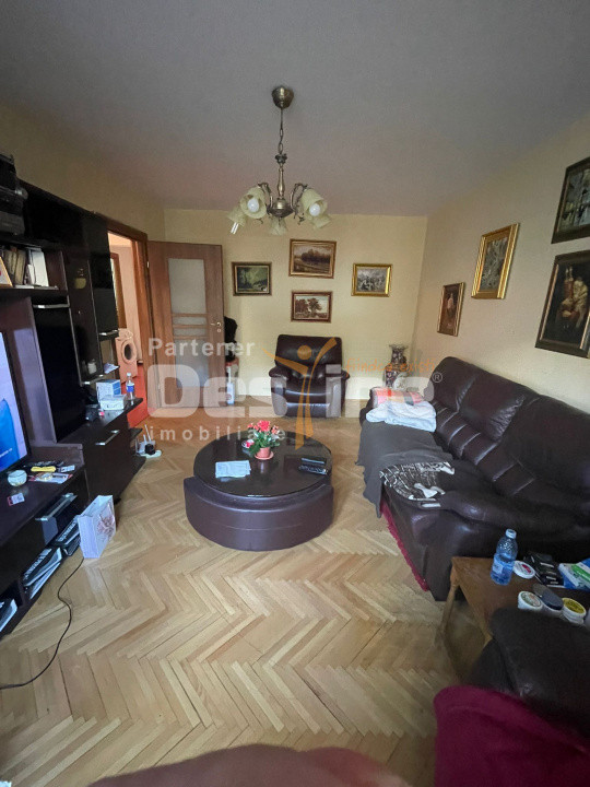 Apartament 3 camere decomandat ,Valea Ialomiței 