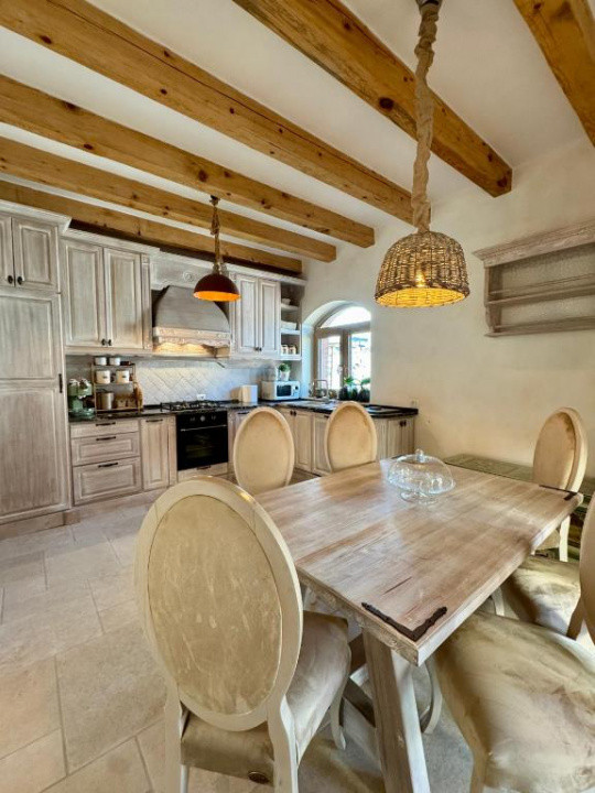 Casa cu 4 camere 160 mp + curte 250 mp, parcare, pet friendly, zona Tractorul 