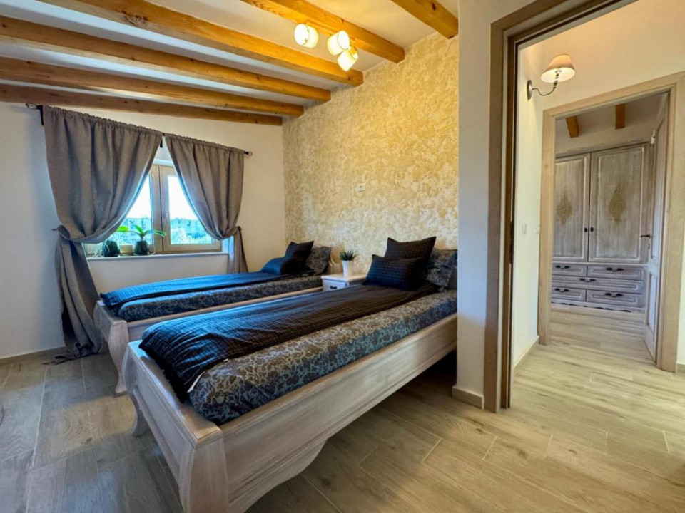 Casa cu 4 camere 160 mp + curte 250 mp, parcare, pet friendly, zona Tractorul 