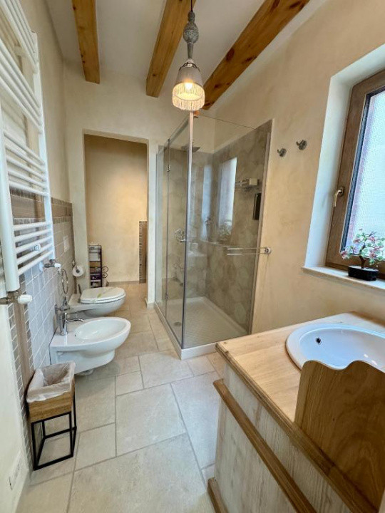 Casa cu 4 camere 160 mp + curte 250 mp, parcare, pet friendly, zona Tractorul 