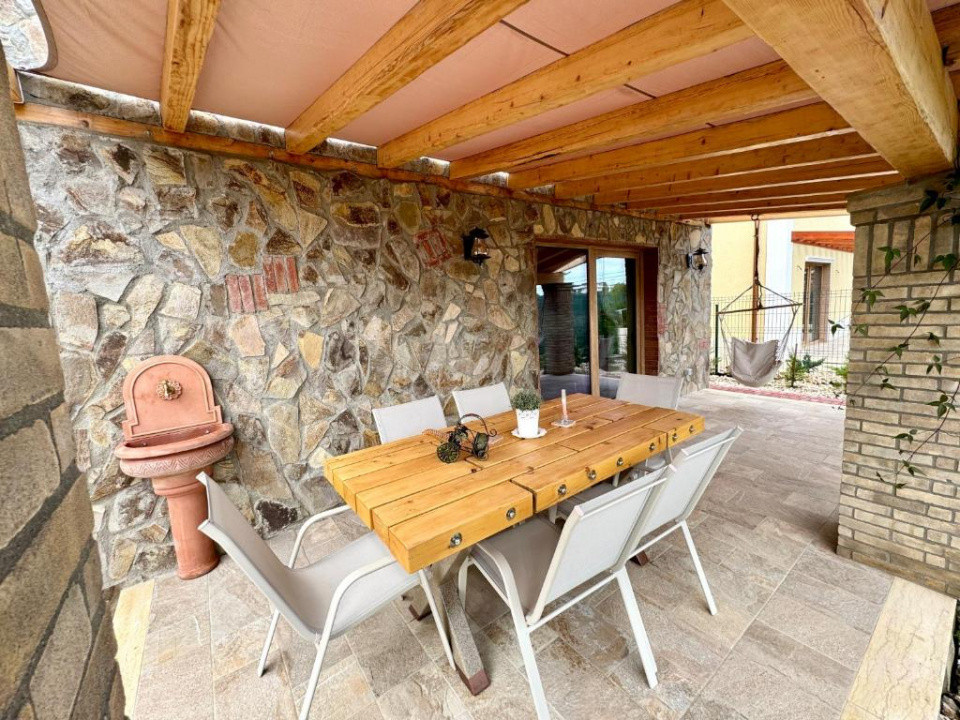 Casa cu 4 camere 160 mp + curte 250 mp, parcare, pet friendly, zona Tractorul 