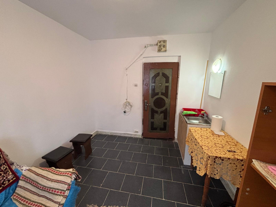 Cameră de cămin renovată, ușă metalică și geam termopan, zona Astra