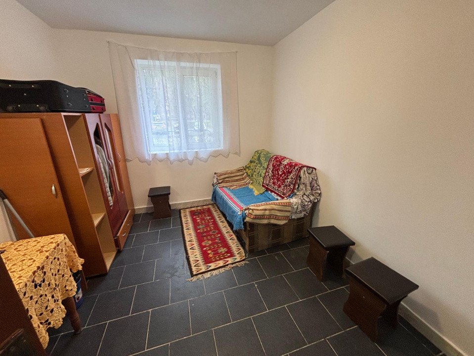 Cameră de cămin renovată, ușă metalică și geam termopan, zona Astra