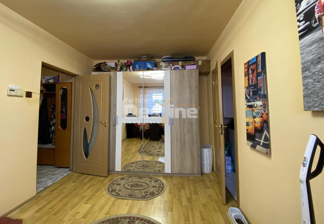 Apartament cu 3 camere, etaj intermediar, 2 locuri de parcare, cartier Florilor