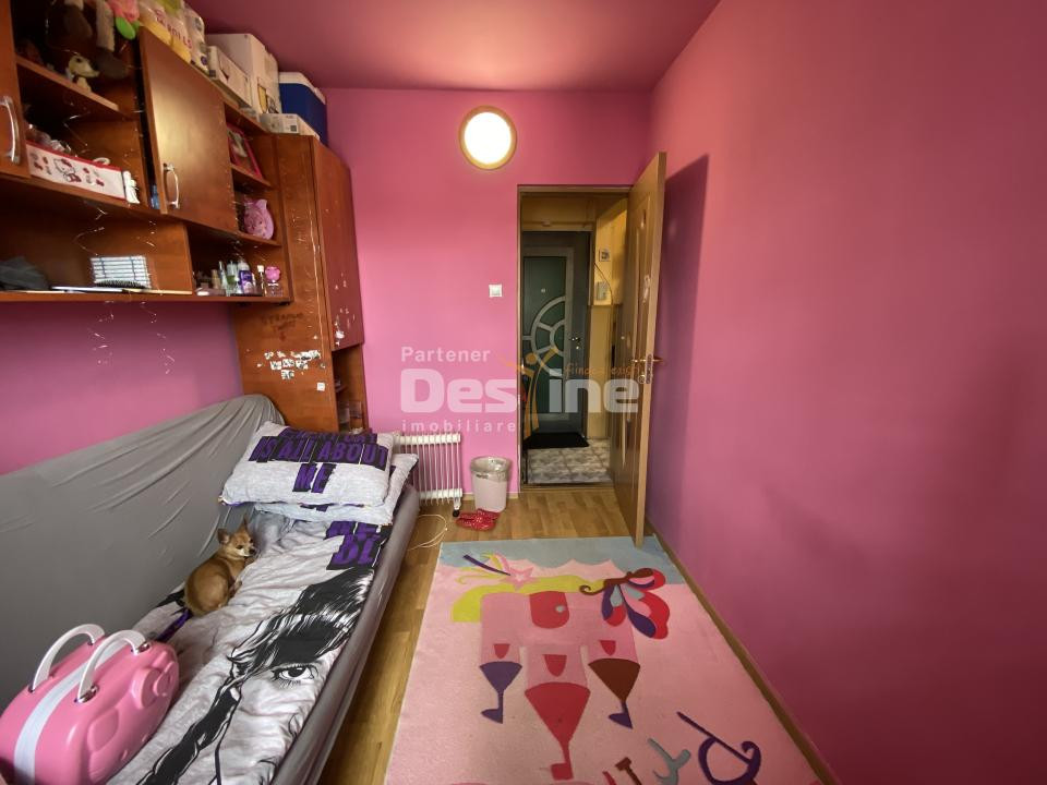 Apartament cu 3 camere, etaj intermediar, 2 locuri de parcare, cartier Florilor