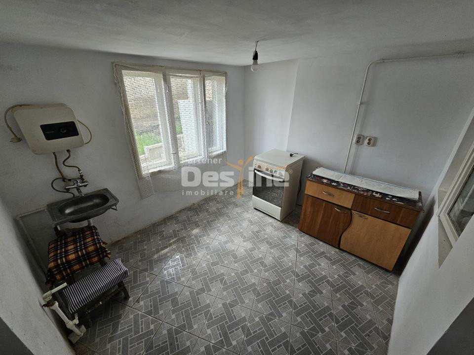 Casă individuală 2 camere + anexă in construcție - 250 mp teren - Bârlad 