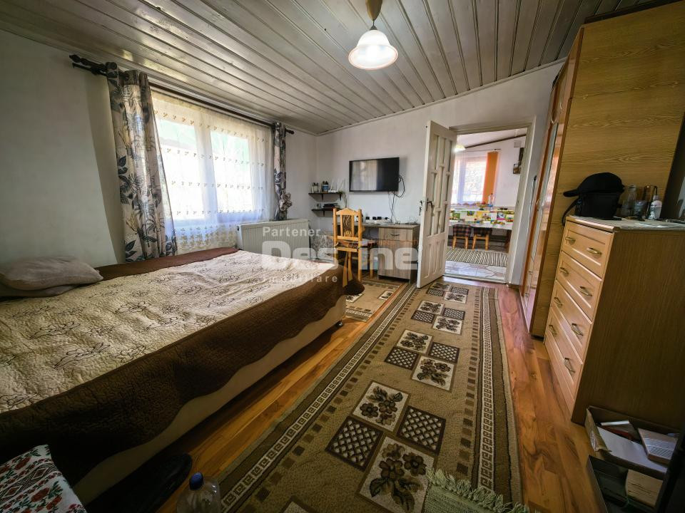 Casă 4 camere plan parter cu beci și anexe + 720 mp curte 