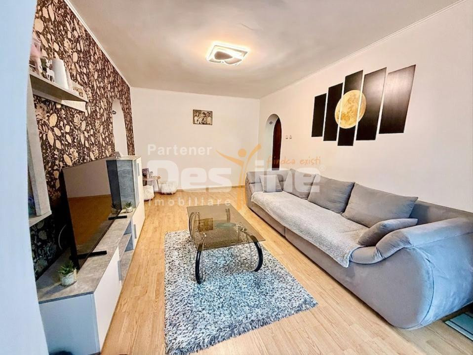 Apartament 3 camere semidecomandat, etaj intermediar