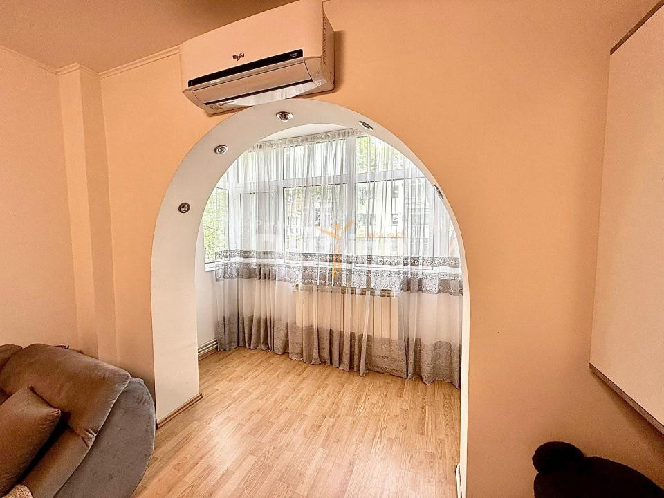 Apartament 3 camere semidecomandat, etaj intermediar