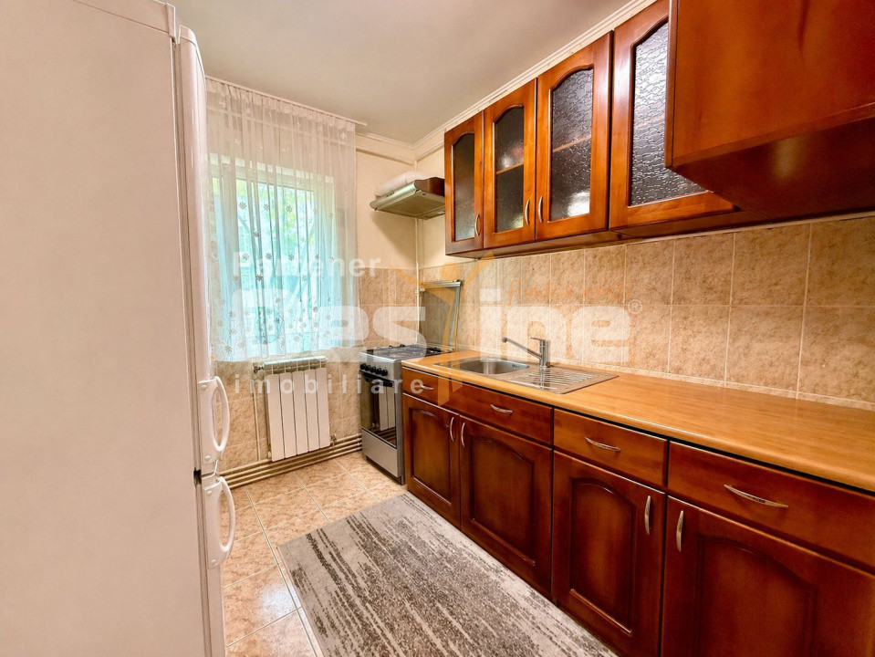 Apartament 3 camere semidecomandat, etaj intermediar