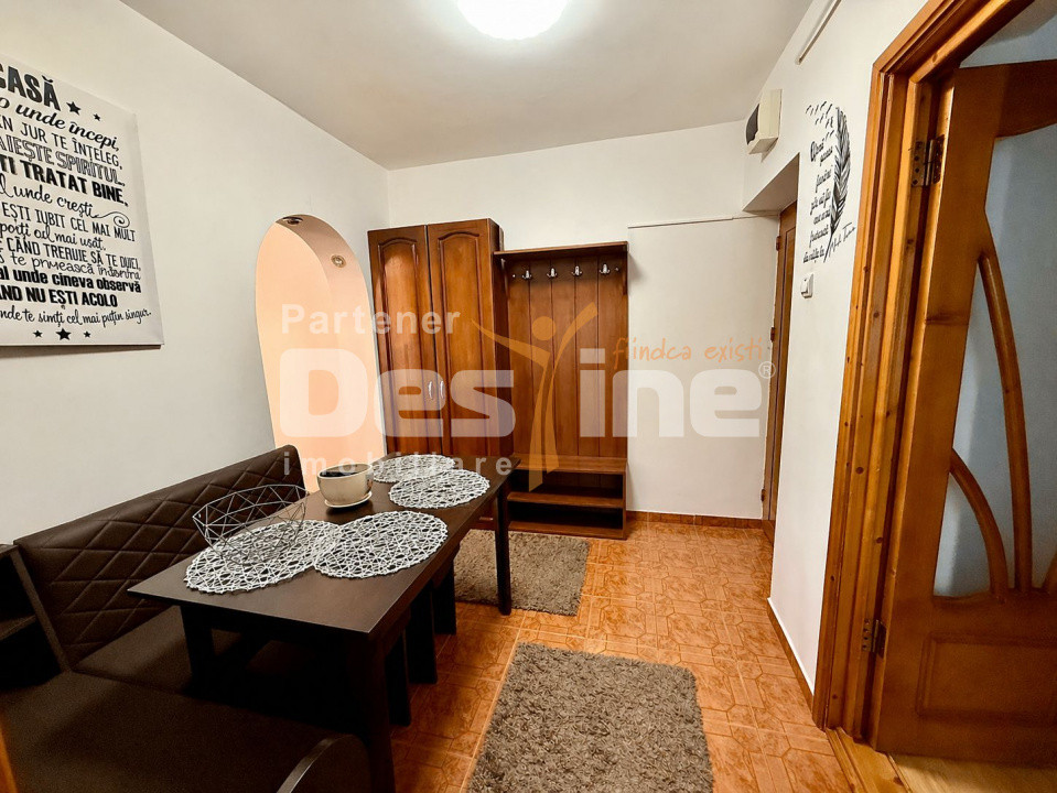 Apartament 3 camere semidecomandat, etaj intermediar