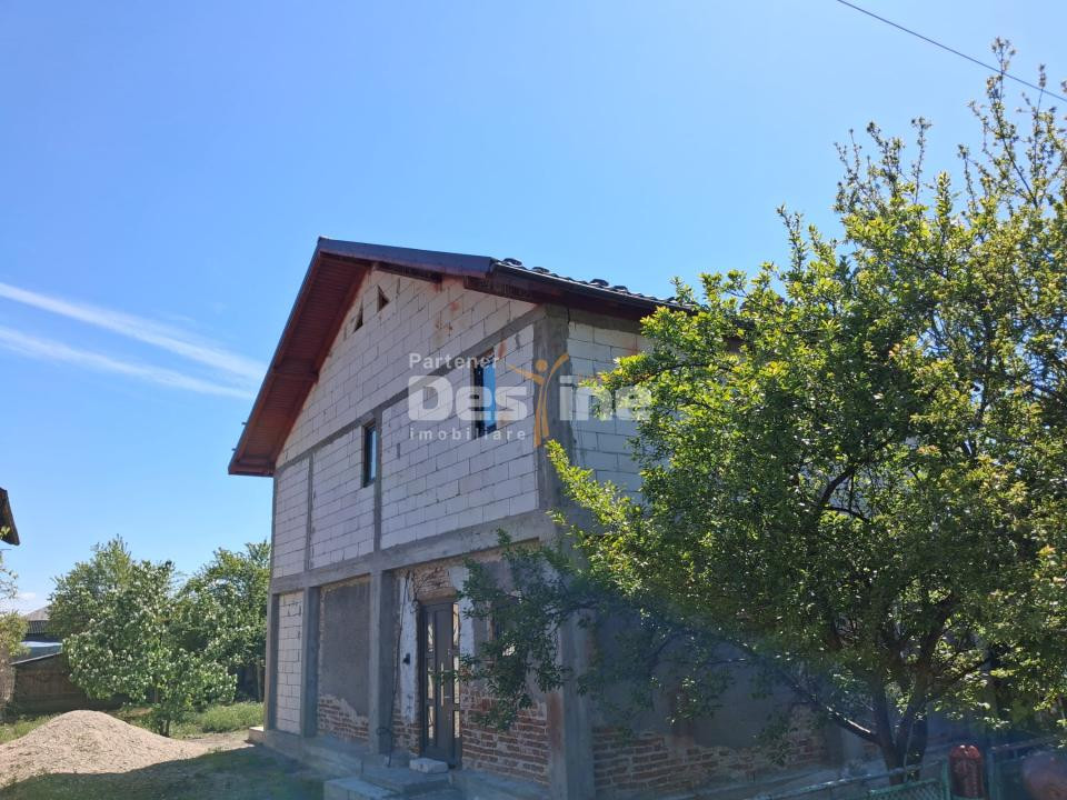 Casă P+1 construită în 2022, 4 camere, panouri solare, teren 375 mp – Băbeni, Vâ