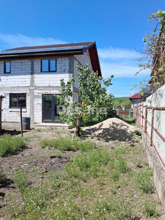 Casă P+1 construită în 2022, 4 camere, panouri solare, teren 375 mp – Băbeni, Vâ