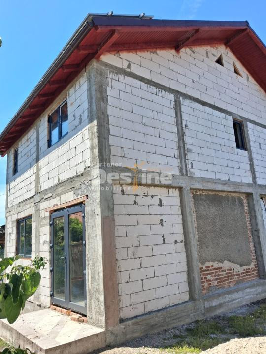 Casă P+1 construită în 2022, 4 camere, panouri solare, teren 375 mp – Băbeni, Vâ