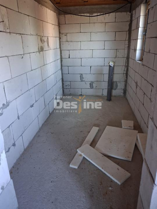 Casă P+1 construită în 2022, 4 camere, panouri solare, teren 375 mp – Băbeni, Vâ