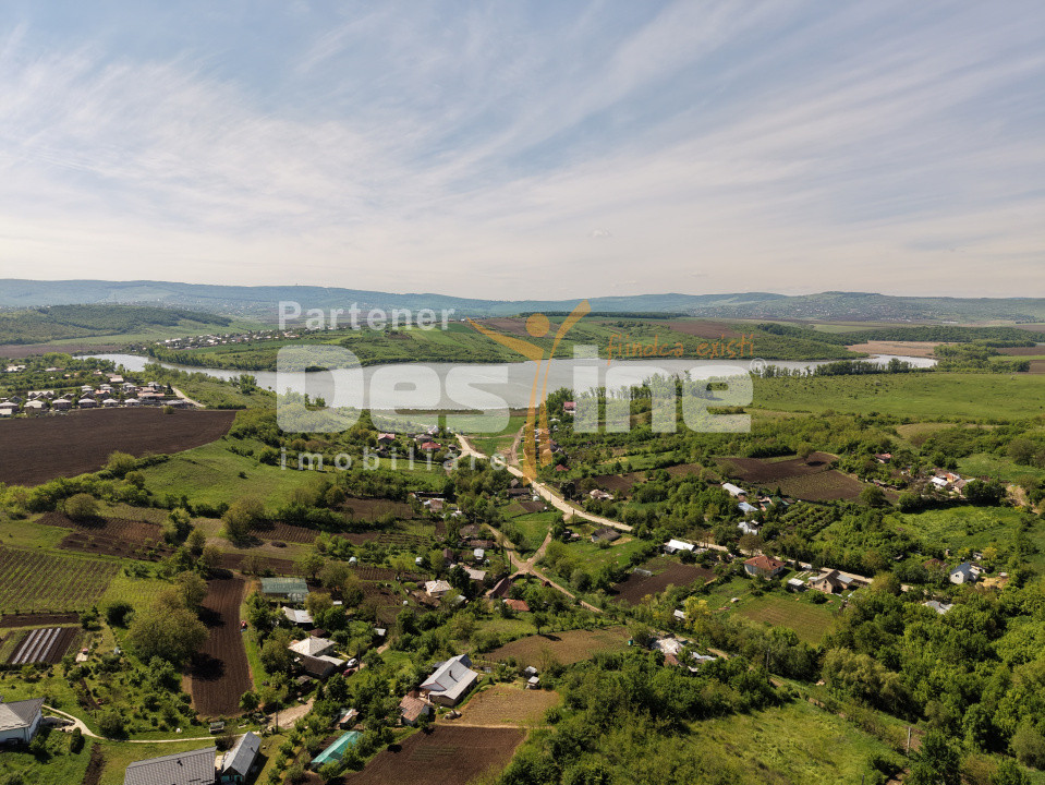 Teren compact intravilan 8000 mp vedere spre Lac, utilități