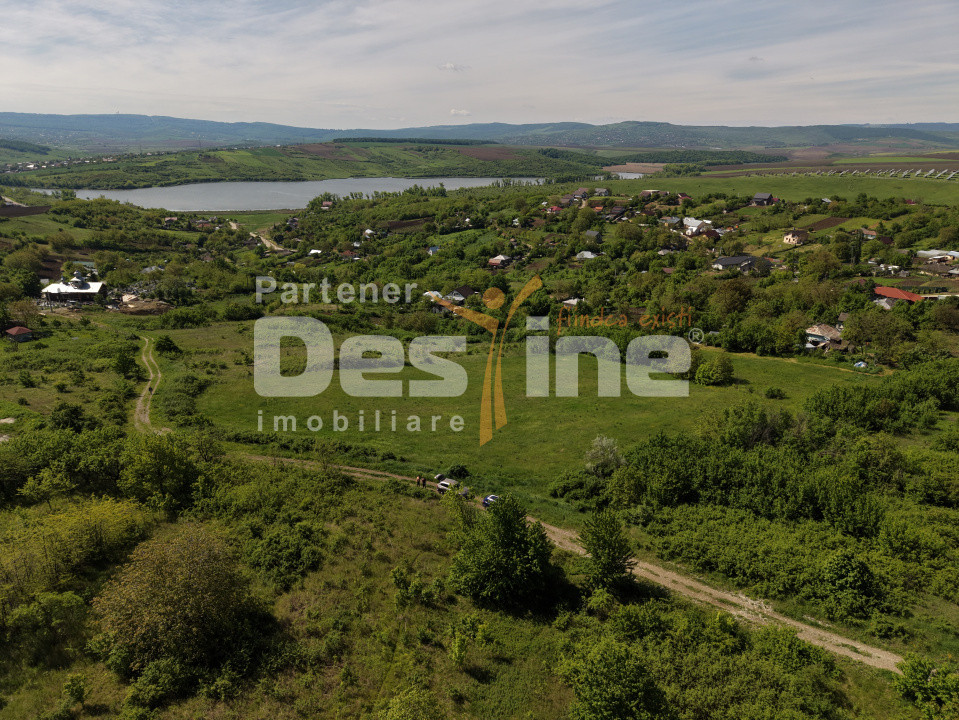 Teren compact intravilan 8000 mp vedere spre Lac, utilități