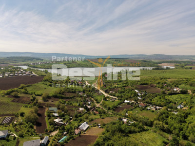 Teren compact intravilan 8000 mp vedere spre Lac, utilități