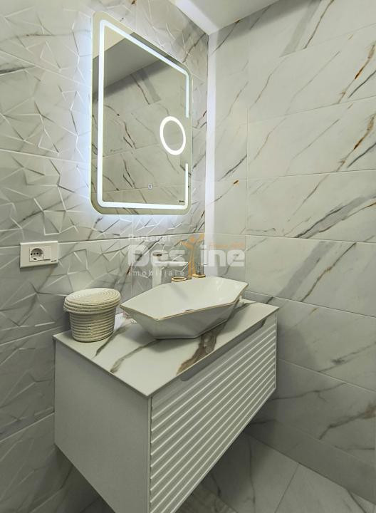 Apartament 3 camere, cu balcon si loc de parcare, situat in cartierul Tractorul