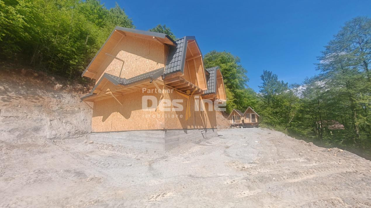 Casa la roșu pentru vacanță, teren superb lângă râu și păstrăvărie – Stoenești
