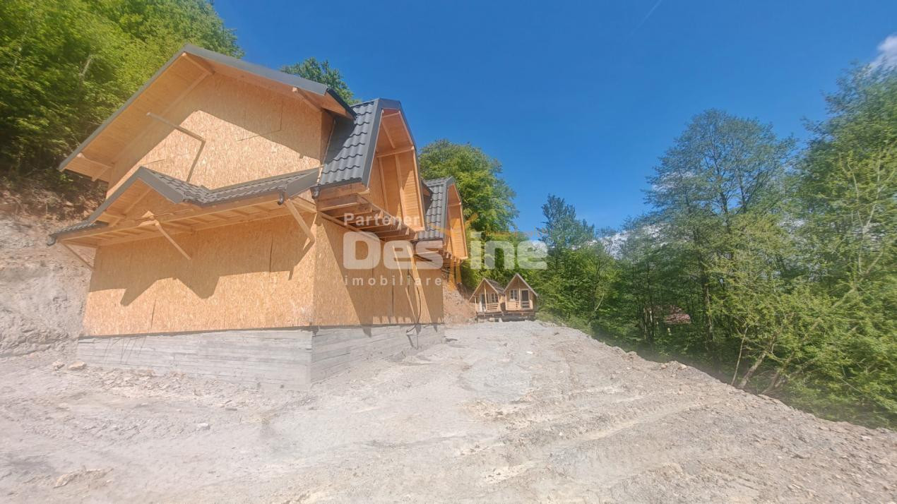 Casa la roșu pentru vacanță, teren superb lângă râu și păstrăvărie – Stoenești