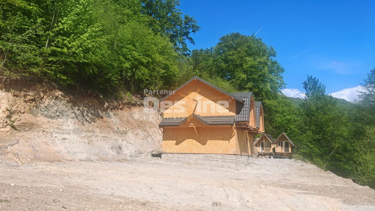 Casa la roșu pentru vacanță, teren superb lângă râu și păstrăvărie – Stoenești