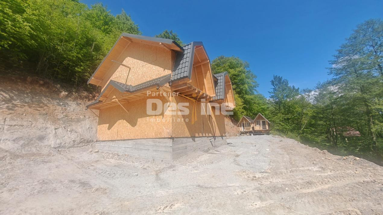 Casa la roșu pentru vacanță, teren superb lângă râu și păstrăvărie – Stoenești